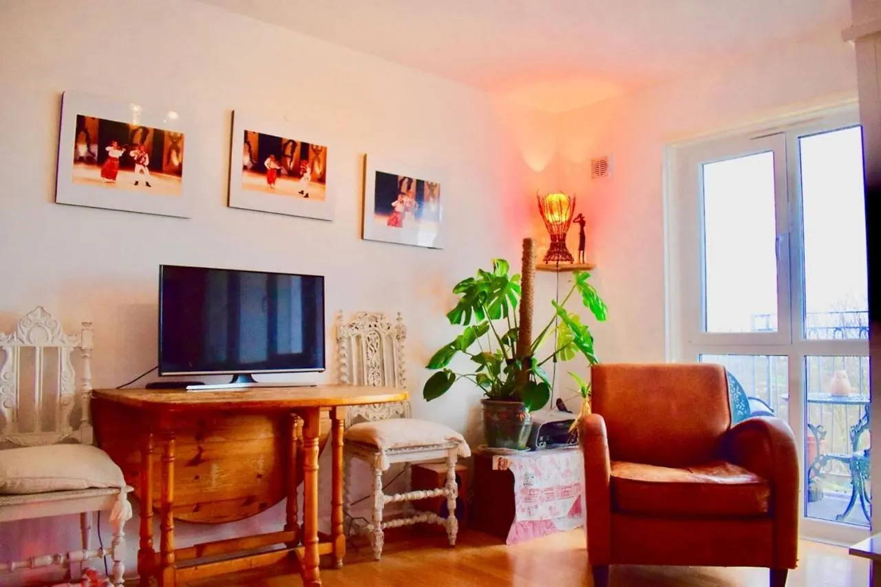 Lovely 2 Bedroom Apartment With Balcony And Sea Views Brighton