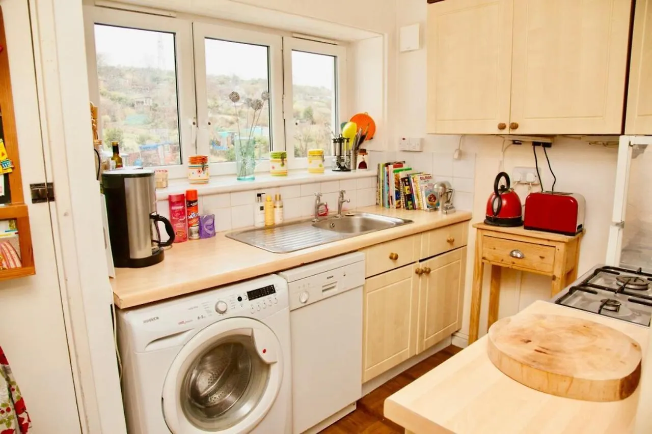 Lovely 2 Bedroom Apartment With Balcony And Sea Views Brighton
