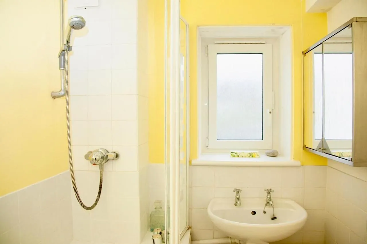 Lovely 2 Bedroom Apartment With Balcony And Sea Views Brighton